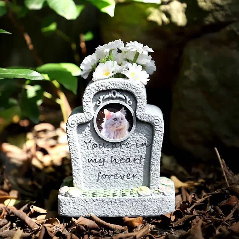 Pet Memorial Heart-Shaped Flower Tombstone – Resin Monument for Dogs & Cats