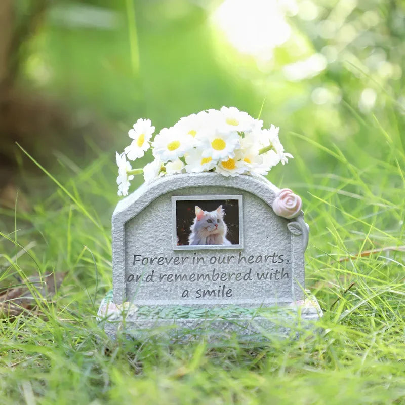 Pet Memorial Heart-Shaped Flower Tombstone – Resin Monument for Dogs & Cats