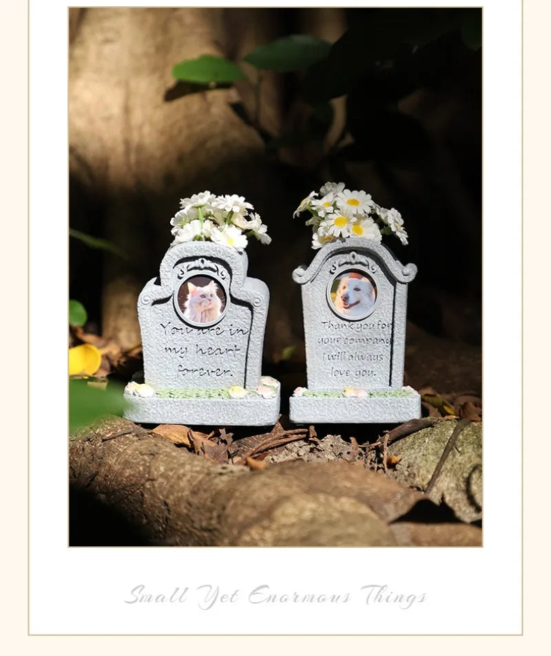 Pet Memorial Heart-Shaped Flower Tombstone – Resin Monument for Dogs & Cats